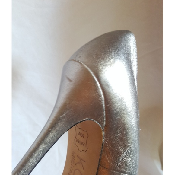NEW MK silver leather peep toe pumps - Picture 4 of 9